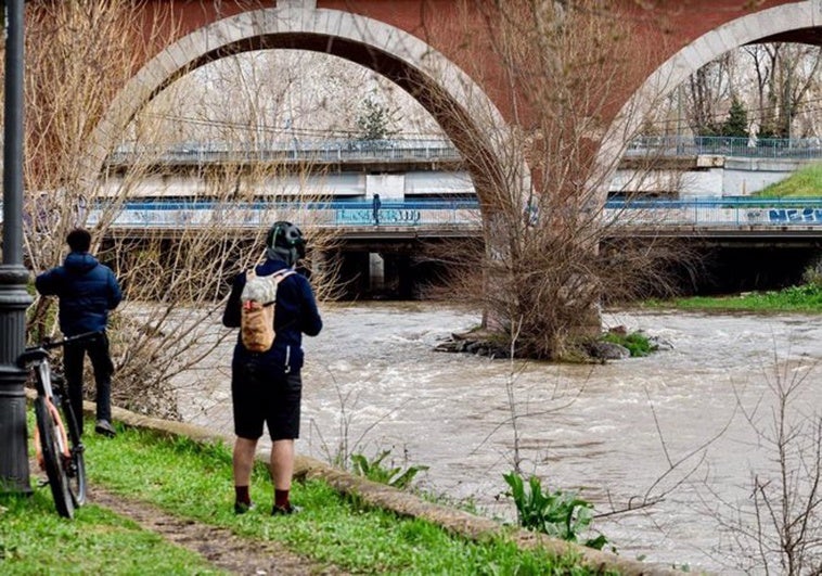 Madrid no descarta cerrar por completo la A6 ante la crecida del Manzanares